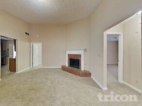 5929 Creekside Dr in Rex, GA - Foto de edificio - Building Photo