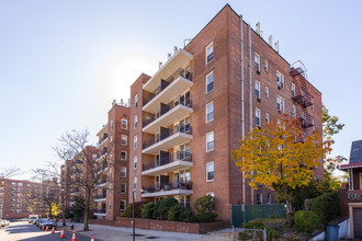 Thornton Place Owners in Forest Hills, NY - Building Photo - Building Photo