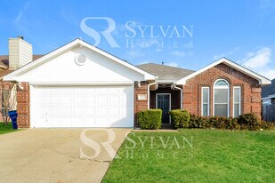 221 Glen Meadow Dr in Glenn Heights, TX - Building Photo