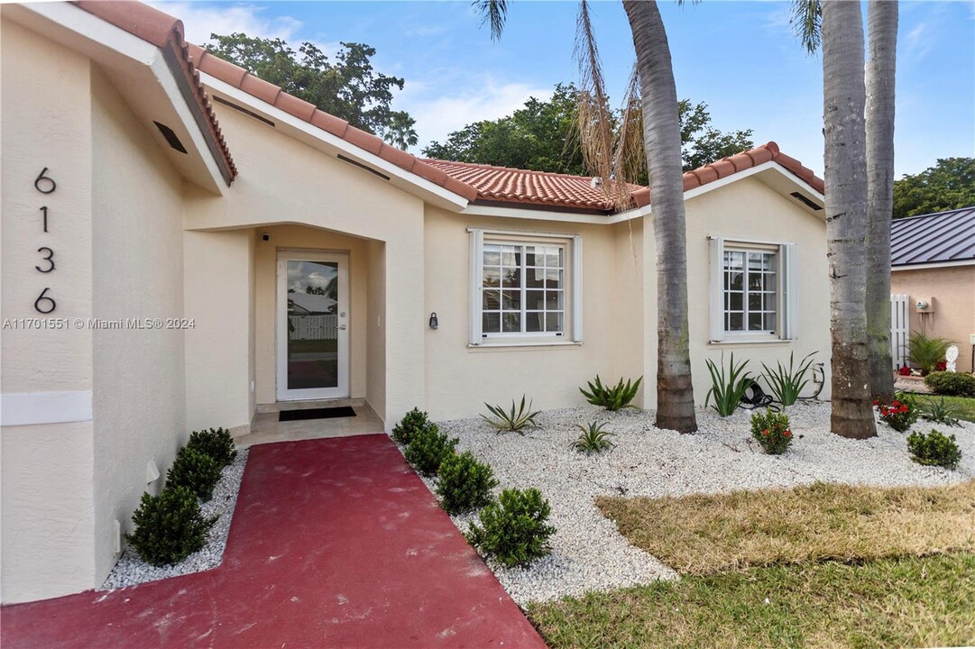 6136 NW 181st Terrace Cir W in Hialeah, FL - Foto de edificio