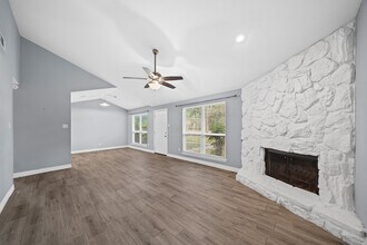 8 Hideaway Dr in Friendswood, TX - Foto de edificio - Building Photo