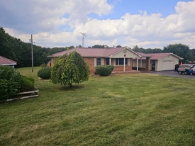 467 Russell Ridge Rd in Crossville, TN - Building Photo
