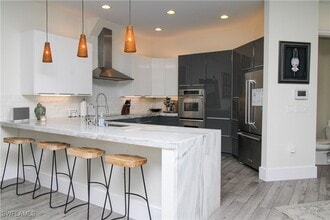 647 110th Ave N in Naples, FL - Foto de edificio - Building Photo