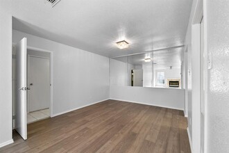 6500 Sands Point Dr in Houston, TX - Building Photo - Building Photo