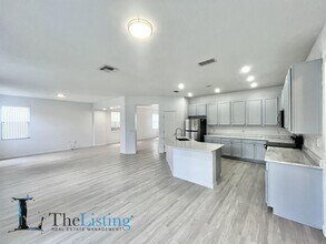 613 Alfani St in Davenport, FL - Foto de edificio - Building Photo