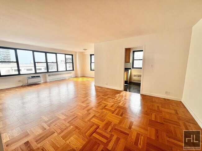 SUNNY ONE BEDROOM IN HEART OF UNION SQUARE in New York, NY - Building Photo - Building Photo