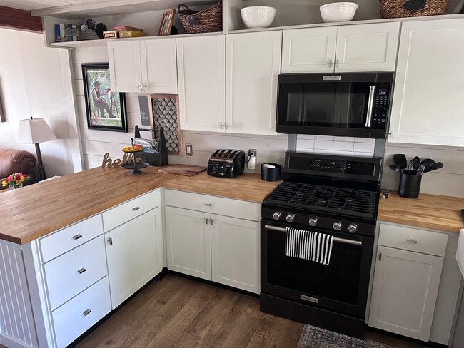 property at 1813 Bayview Ln