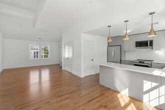 17 Main St-Unit -2 in Hopkinton, MA - Foto de edificio - Building Photo
