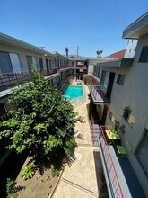 5855 Carlton Way, in Los Angeles, CA - Foto de edificio - Building Photo