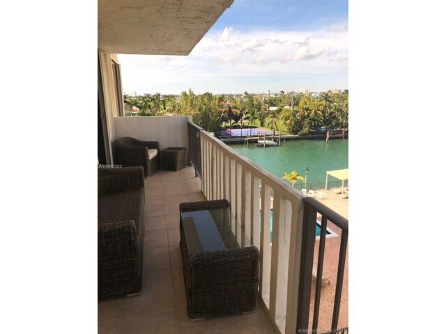 10000 W Bay Harbor Dr in Bay Harbor Islands, FL - Building Photo - Building Photo