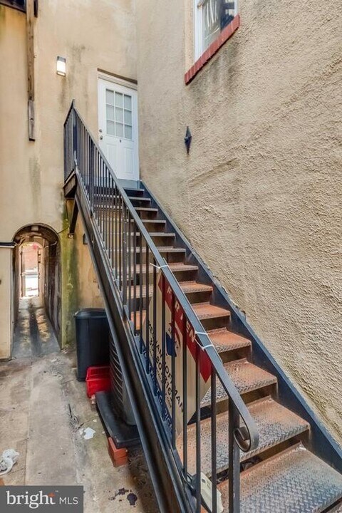 906 S Charles St in Baltimore, MD - Building Photo
