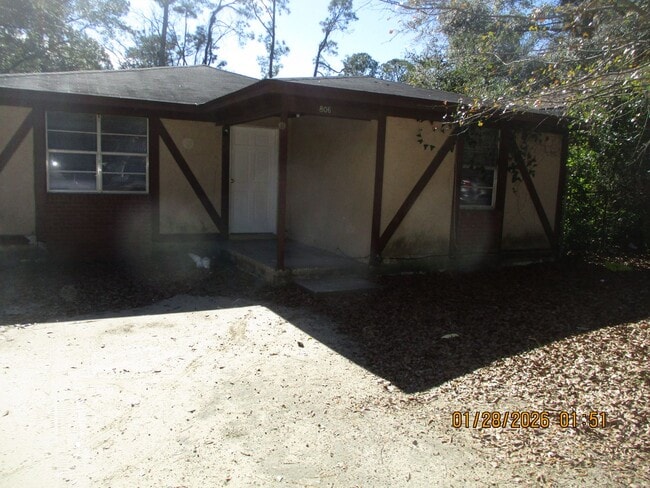 property at 806 W Lincoln Ave