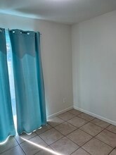 9117 Newhall Dr, Unit 11 in Sacramento, CA - Foto de edificio - Building Photo