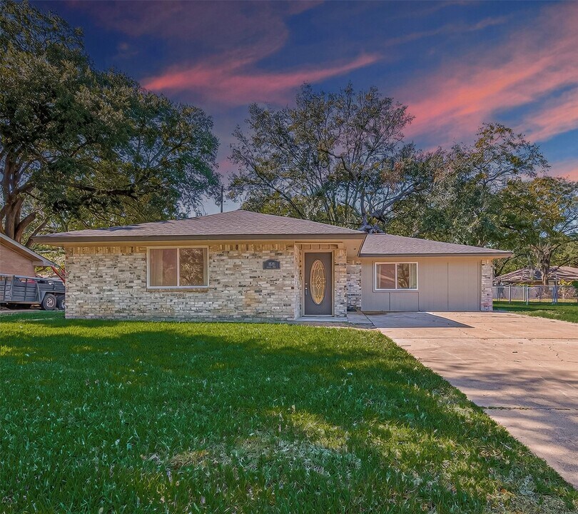 1611 Drexel Dr in Katy, TX - Building Photo