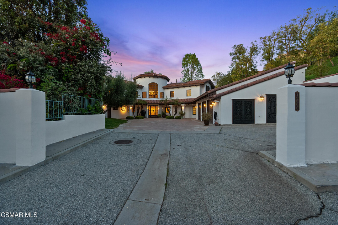 20000 Winnetka Pl in Los Angeles, CA - Building Photo