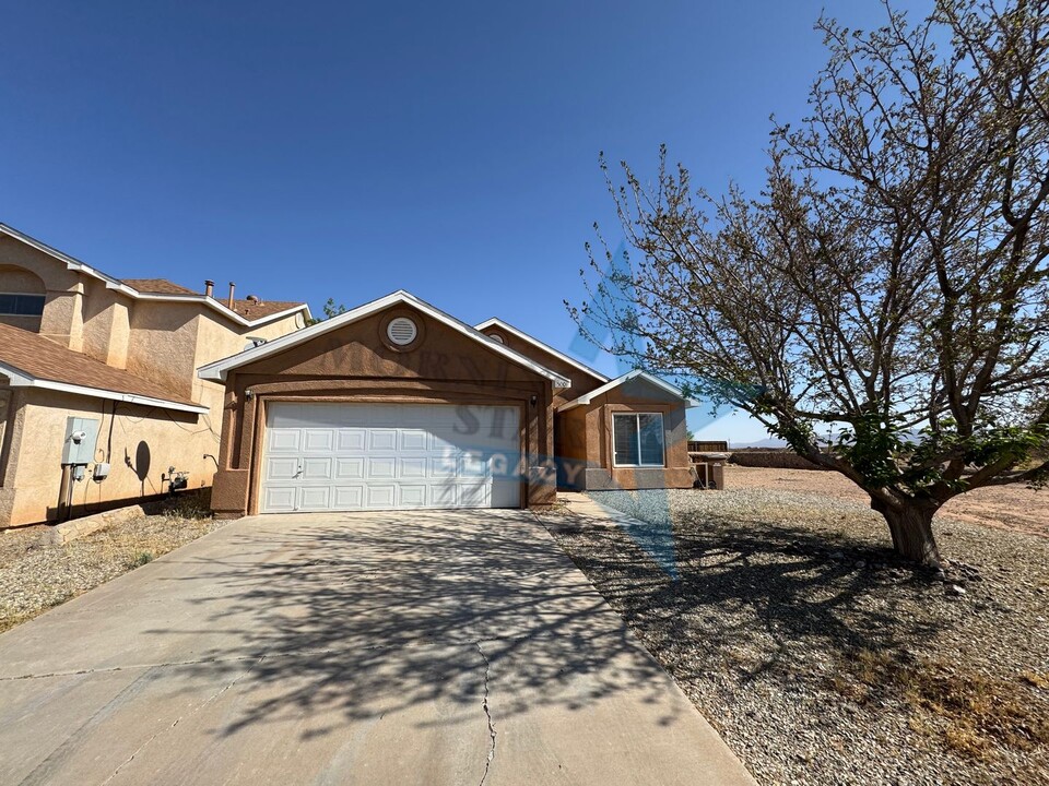 5001 Bosworth Rd in Las Cruces, NM - Building Photo