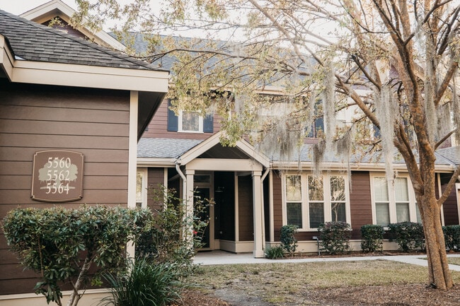 property at 5562 Colonial Chatsworth Cir