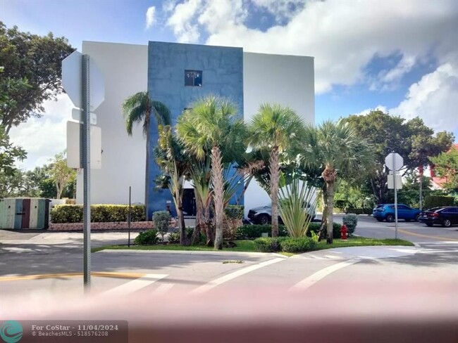 105 S Riverside Dr in Pompano Beach, FL - Building Photo - Building Photo