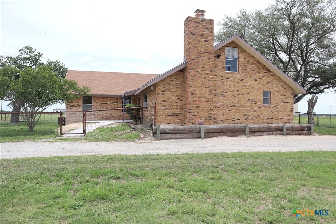 707 Old Seguin Luling Rd in Seguin, TX - Foto de edificio