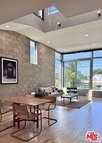 717 Highland Ave in Los Angeles, CA - Building Photo