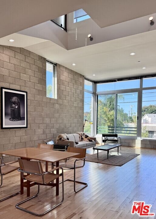 717 Highland Ave in Los Angeles, CA - Building Photo