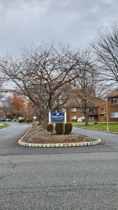 124 Drake Ln in Roxbury Township, NJ - Building Photo