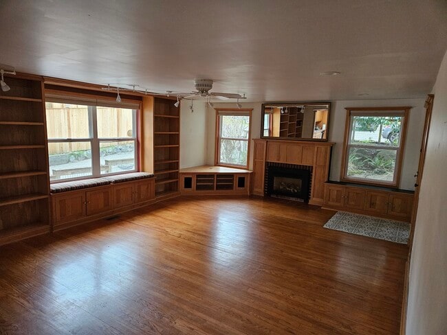 12341 36th Ave NE in Seattle, WA - Foto de edificio - Building Photo