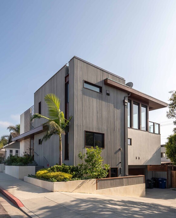 2215 Manhattan Ave in Hermosa Beach, CA - Building Photo