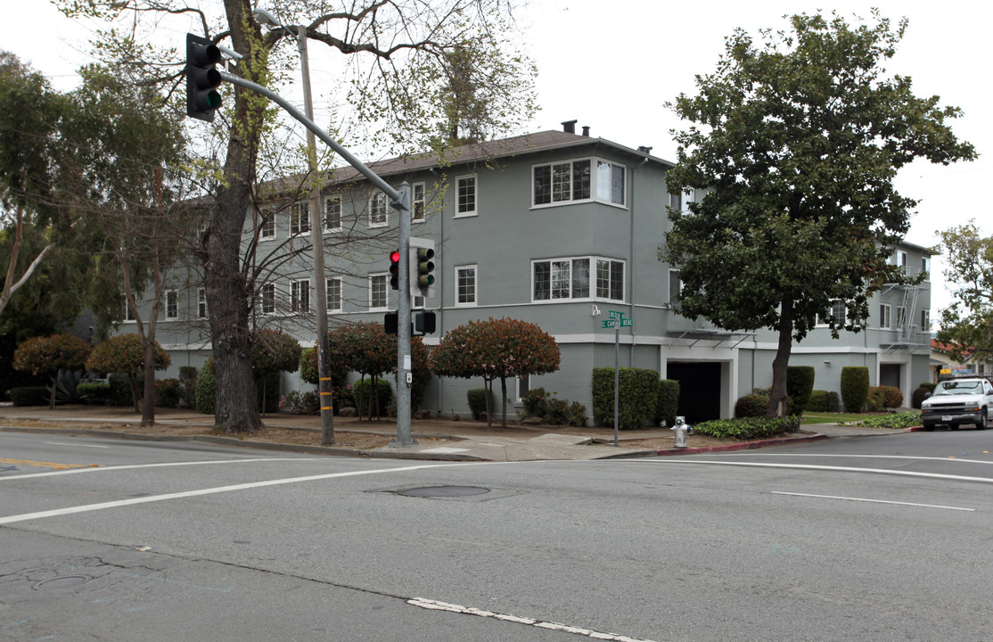 Lincoln Manor in Burlingame, CA - Foto de edificio