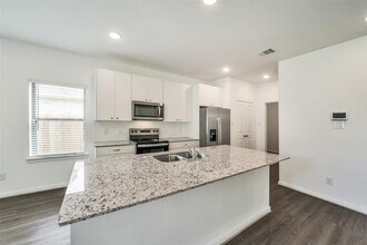 11611 Moltere Dr in Houston, TX - Foto de edificio - Building Photo
