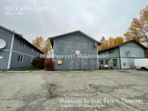 925 E 45th Ct in Anchorage, AK - Foto de edificio - Building Photo