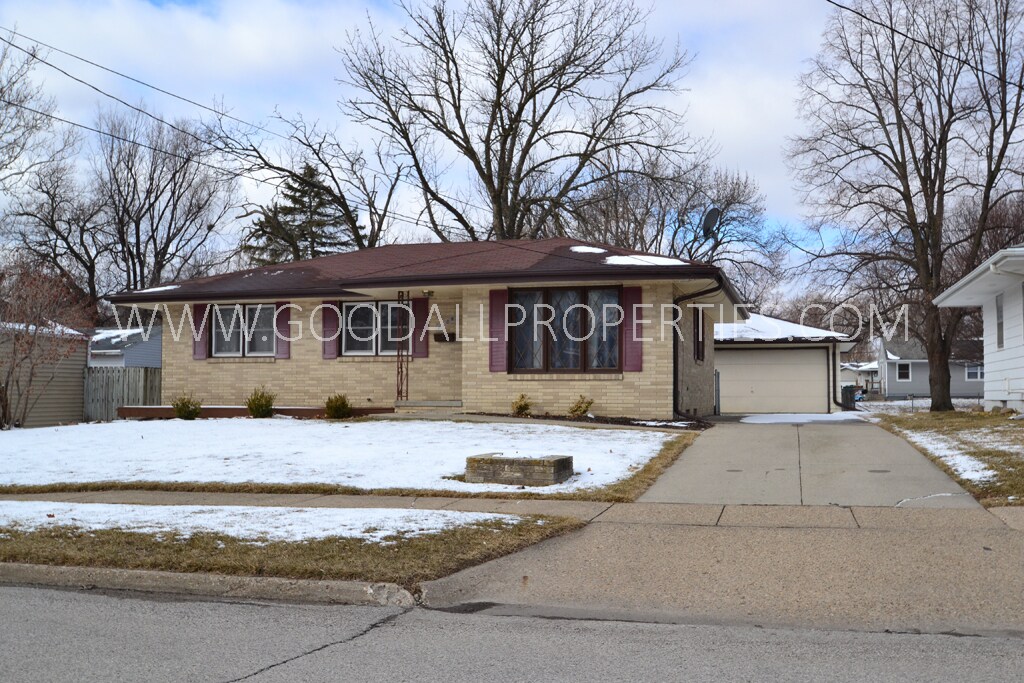 4106 66th St in Urbandale, IA - Building Photo