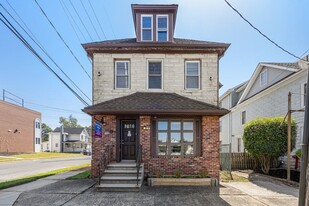 688 N Broad St in Woodbury, NJ - Building Photo