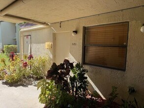 425 NW 210th St in North Miami Beach, FL - Building Photo - Building Photo