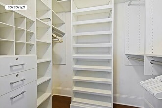 300 E 64th St in New York, NY - Building Photo - Building Photo