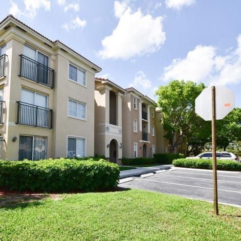 2727 Centergate Dr in Miramar, FL - Building Photo