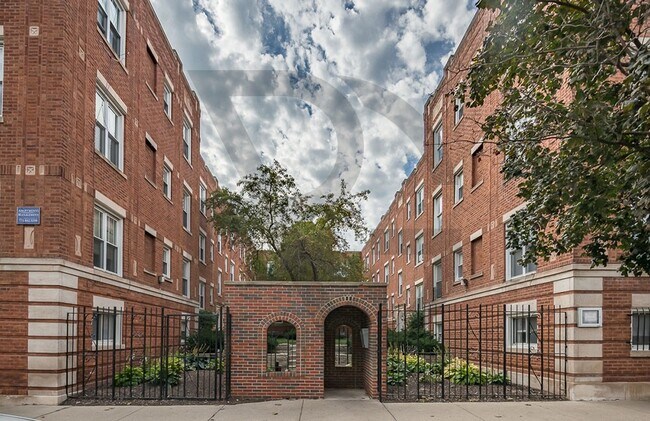 953 W Cornelia Ave, Unit #953-3D in Chicago, IL - Building Photo - Building Photo