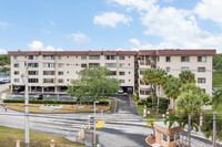 The Hampton West Condominiums in North Lauderdale, FL - Foto de edificio - Building Photo