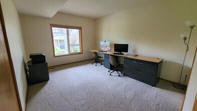 1480 Violet Ln in Eagan, MN - Foto de edificio - Building Photo