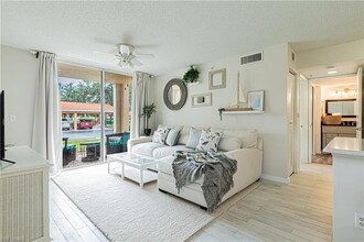 1260 Wildwood Lakes Blvd in Naples, FL - Foto de edificio - Building Photo