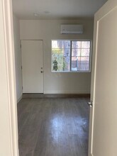 1587 W 35th Pl, Unit C in Los Angeles, CA - Foto de edificio - Building Photo