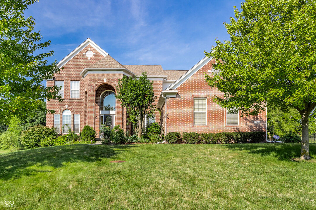 12058 Auburn Creek Crossing in Zionsville, IN - Building Photo