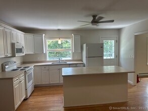 679 New Norwalk Rd in New Canaan, CT - Foto de edificio - Building Photo