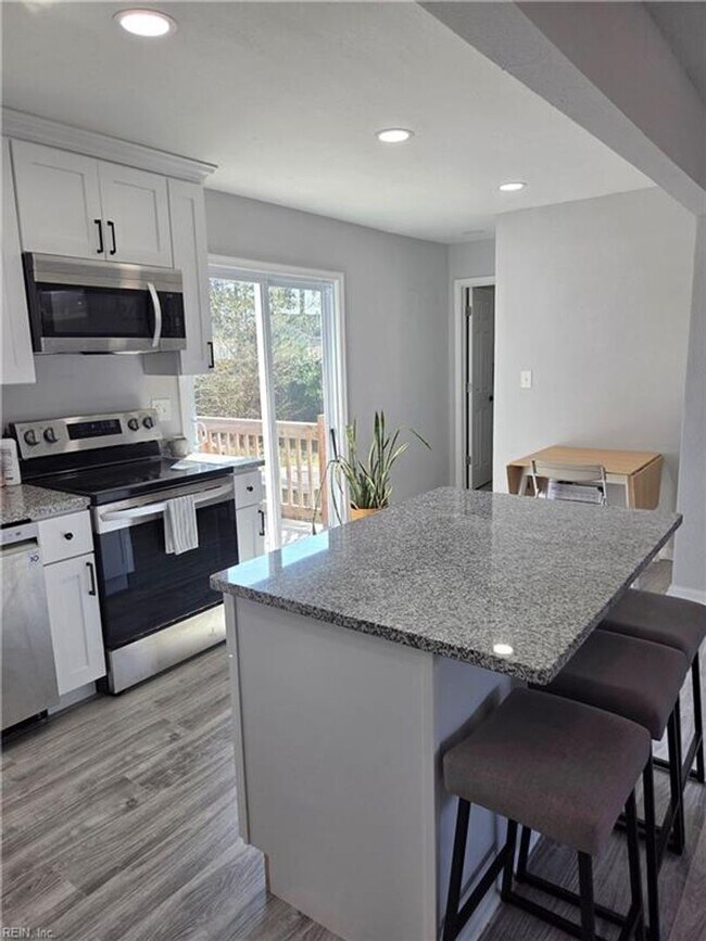 1853 Springwood St in Norfolk, VA - Foto de edificio - Building Photo