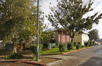 Bridgeport Court Apartments in San Jose, CA - Building Photo - Building Photo