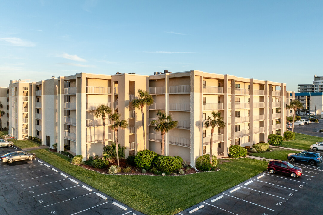 Castle Reef Condominiums in New Smyrna Beach, FL - Building Photo