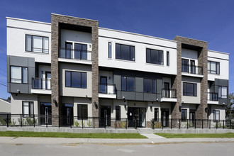 15 Rosscarrock Gtwy SW in Calgary, AB - Building Photo - Building Photo