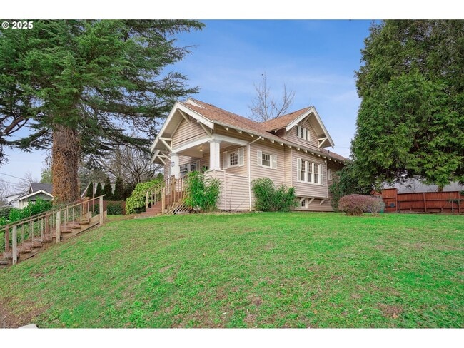 8921 SE Washington St in Portland, OR - Building Photo - Building Photo