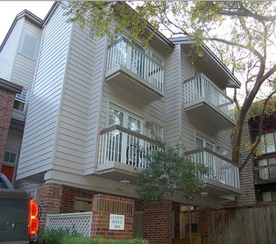 Fair Oaks Carriage Home in Dallas, TX - Building Photo - Building Photo