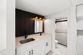 6930 NW 186th St, Unit 217-A in Hialeah, FL - Foto de edificio - Building Photo